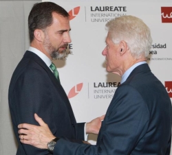 Don Felipe a su llegada a la Universidad Europea de Madrid recibe el saludo del expresidente Clinton